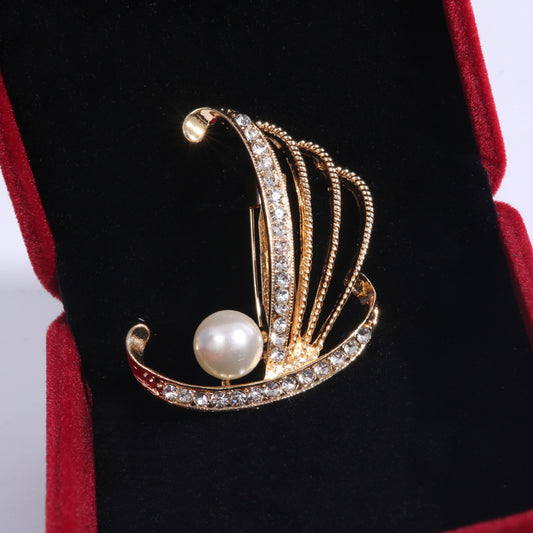 Fashionable diamond pearl brooch