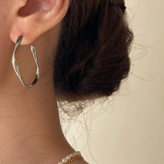 French Everyday Mobius Ring Literary C Hoop Earrings