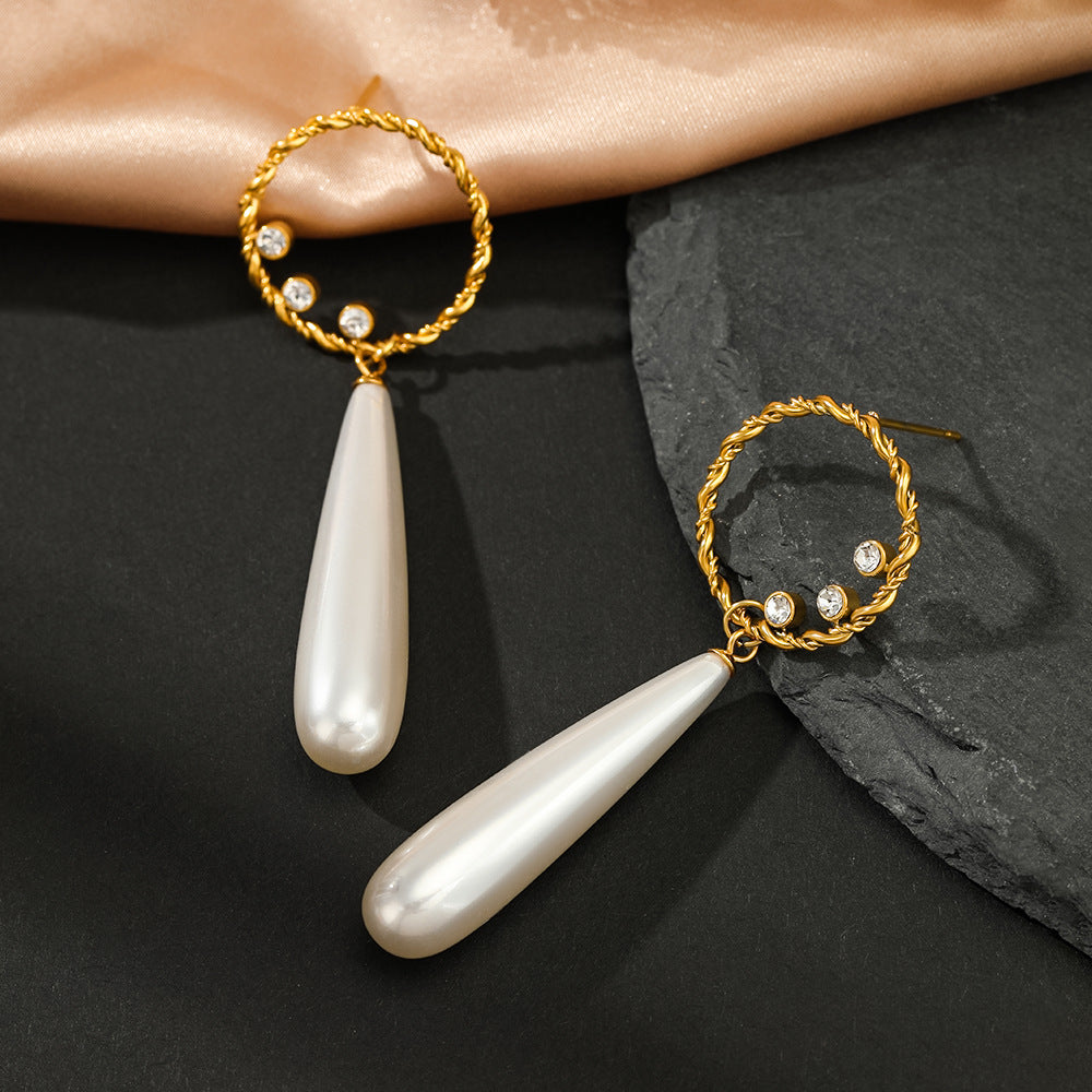 Gold-plated earrings with teardrop pearls