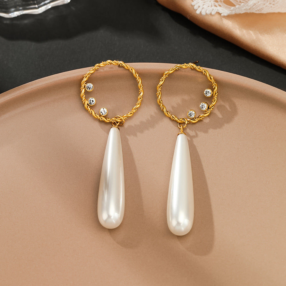 Gold-plated earrings with teardrop pearls