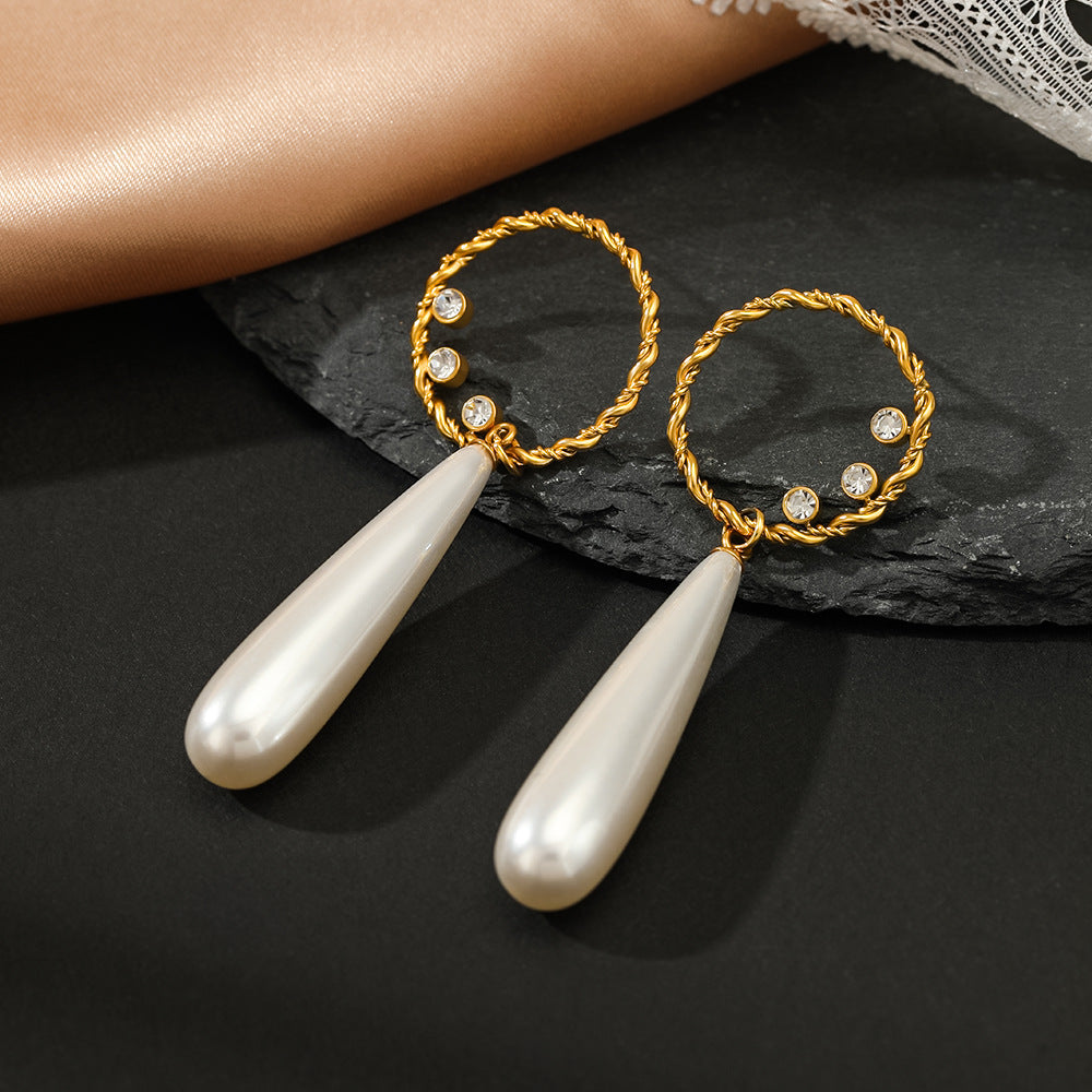 Gold-plated earrings with teardrop pearls