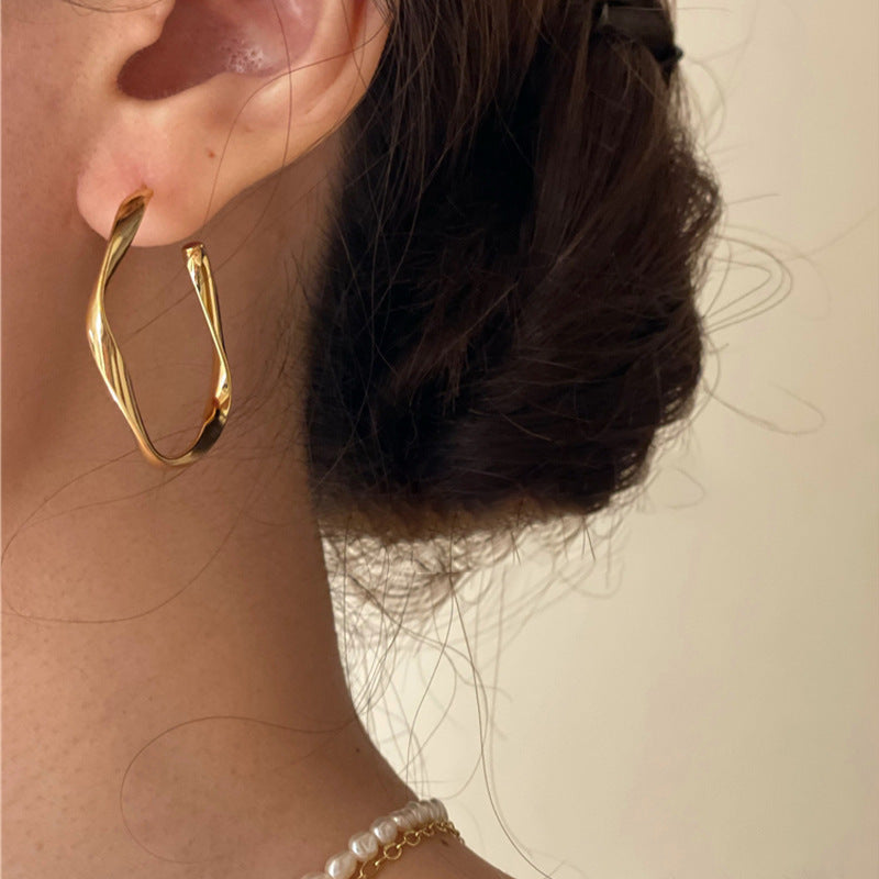 French Everyday Mobius Ring Literary C Hoop Earrings