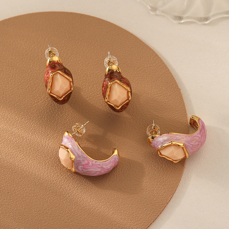 Court Style Caramel Earrings